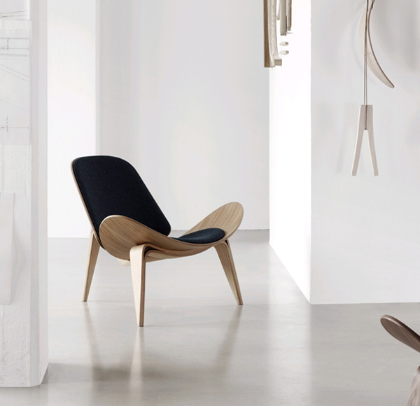 Maison HAND et Carl HANSEN présentent  : CH07 SHELL CHAIR dessiné par Hans J. Wegner en 1963.