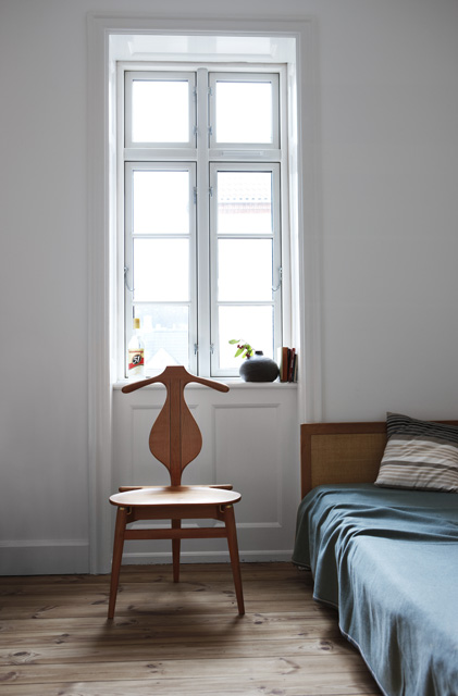Maison Hand Lyon - mobilier PP Mobler - designer Hans J Wegner - modle PP250 The Valet Chair - photo Mikkel Adsbol