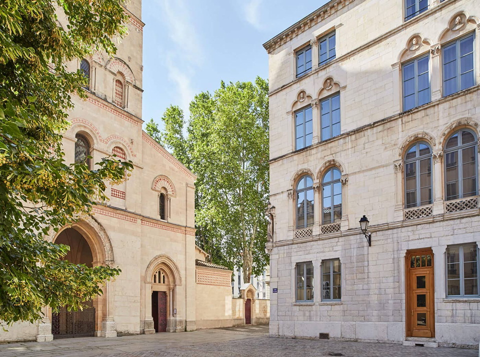 DOMODECO parle de L'Hôtel de l'ABBAYE et de Maison HANDmaison-hand-domodeco-couv